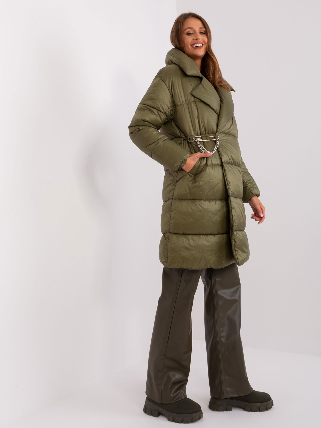 Zimná péřová bunda s ozdobným zapínaním v khaki farbe