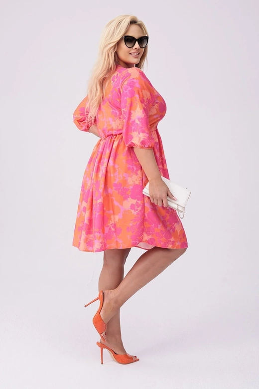Šaty vo veľkosti plus size s ružovo-oranžovým kvetinovým vzorom