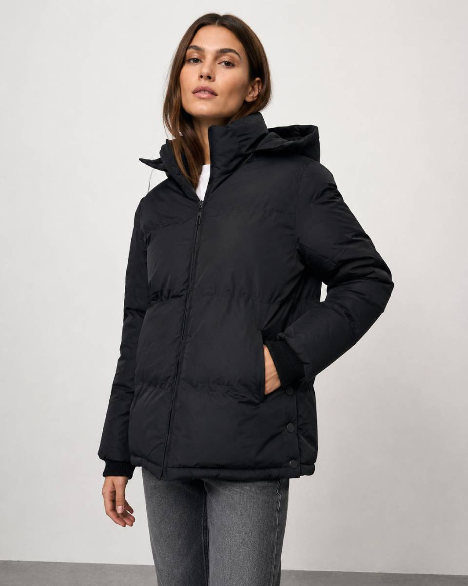 Čierna dámska zimná bunda s odnímateľnou kapucňou