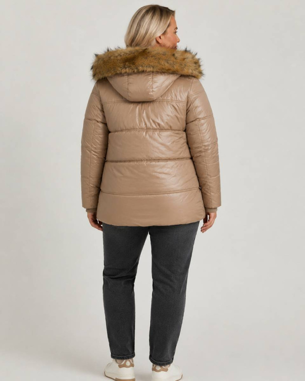 Ľahko zateplená dámska bunda s kapucňou vo veľkosti plus size v kamelovej farbe