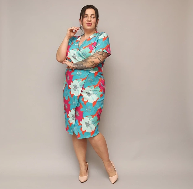 Šaty vo veľkosti plus size s výstrihom do V, so zeleno-oranžovými kvetinami