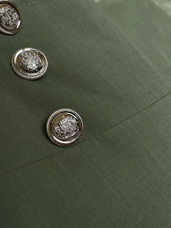 Elegantné dámske nohavice v khaki farbe so zlatými gombíkmi