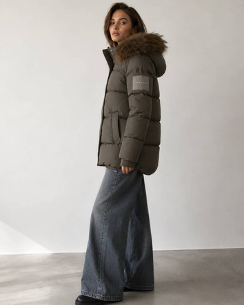 Krátka zimná bunda typu puffer v khaki farbe