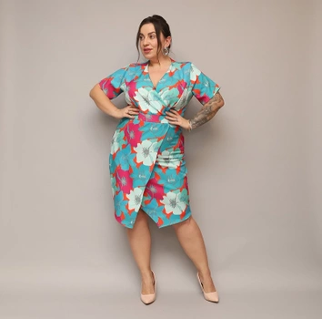 Šaty vo veľkosti plus size s výstrihom do V, so zeleno-oranžovými kvetinami