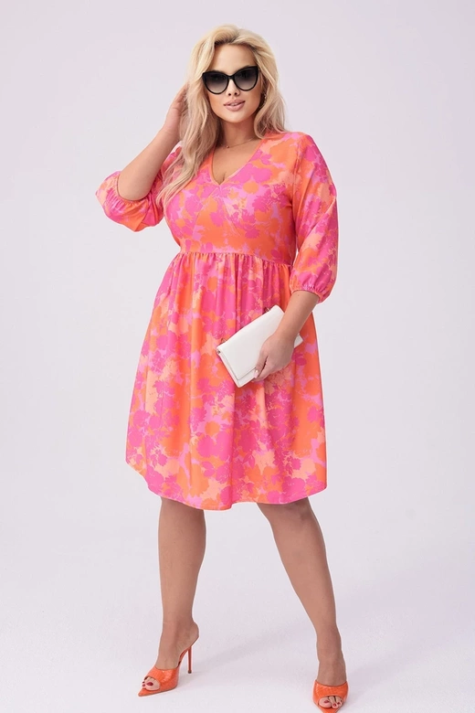 Šaty vo veľkosti plus size s ružovo-oranžovým kvetinovým vzorom