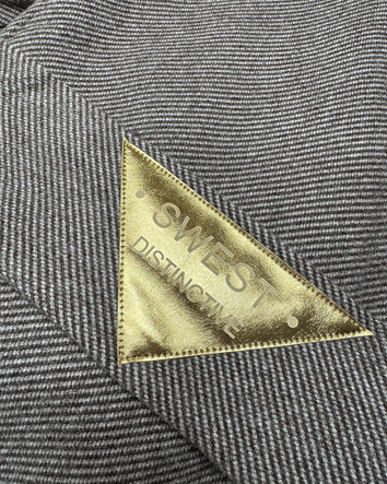 Hnedý kabát s jemnými prúžkami