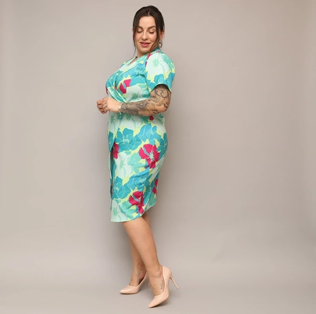 Šaty vo veľkosti plus size s výstrihom do V, zelené s fuchsiovými kvetmi
