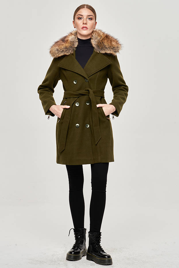Elegantný kabát s kožušinovým lemom v khaki farbe