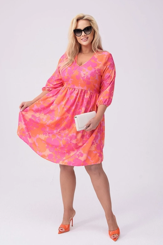 Šaty vo veľkosti plus size s ružovo-oranžovým kvetinovým vzorom