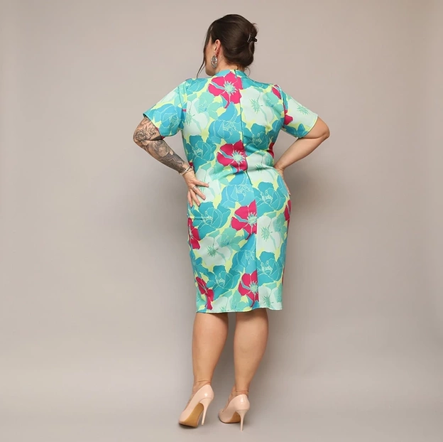 Šaty vo veľkosti plus size s výstrihom do V, zelené s fuchsiovými kvetmi