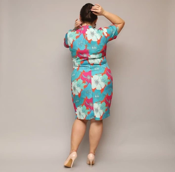 Šaty vo veľkosti plus size s výstrihom do V, so zeleno-oranžovými kvetinami