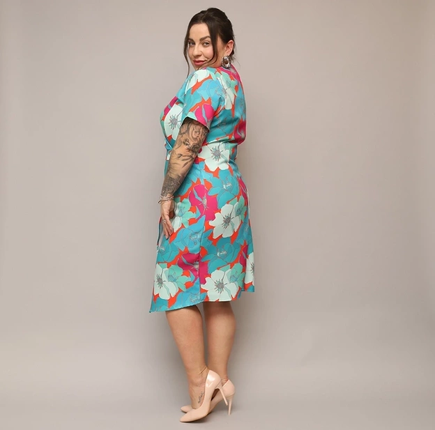 Šaty vo veľkosti plus size s výstrihom do V, so zeleno-oranžovými kvetinami