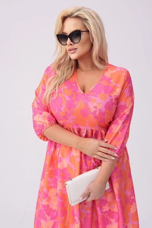 Šaty vo veľkosti plus size s ružovo-oranžovým kvetinovým vzorom