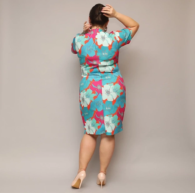 Šaty vo veľkosti plus size s výstrihom do V, so zeleno-oranžovými kvetinami