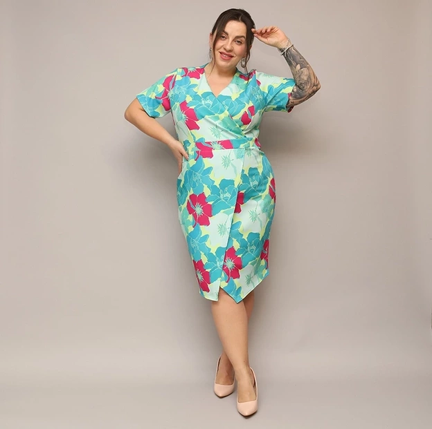 Šaty vo veľkosti plus size s výstrihom do V, zelené s fuchsiovými kvetmi
