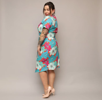 Šaty vo veľkosti plus size s výstrihom do V, so zeleno-oranžovými kvetinami