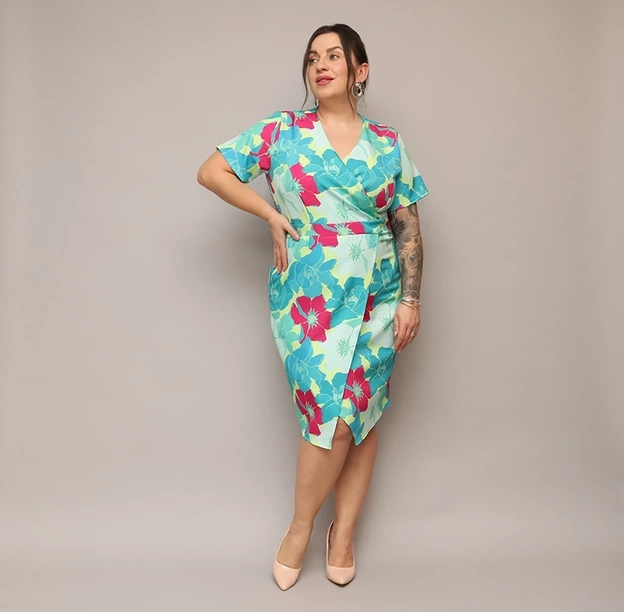Šaty vo veľkosti plus size s výstrihom do V, zelené s fuchsiovými kvetmi