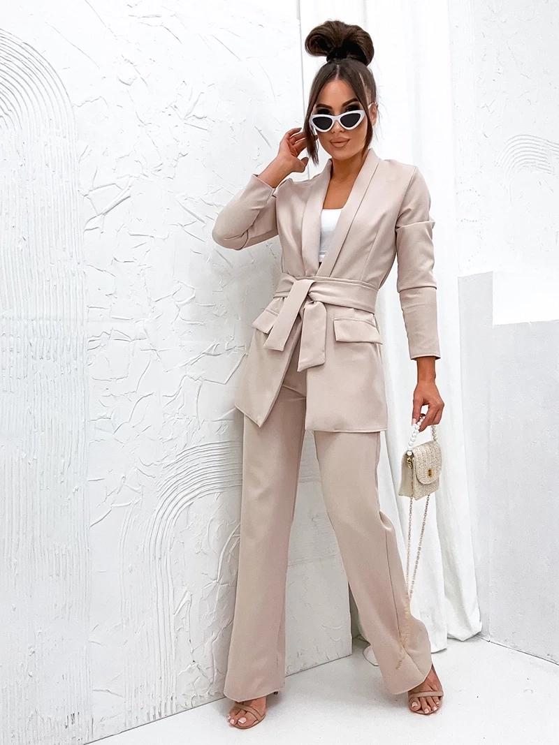 Elegantná béžová súprava – sako a nohavice