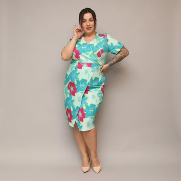 Šaty vo veľkosti plus size s výstrihom do V, zelené s fuchsiovými kvetmi