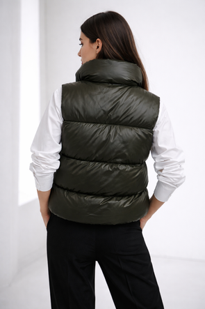 Krátka khaki vesta typu puffer
