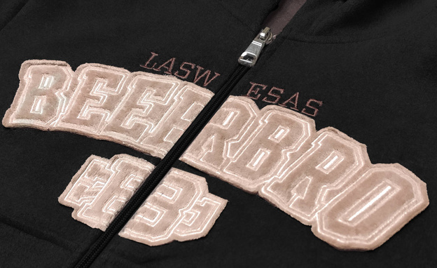Čierna mikina na zips s nášivkami + tepláky