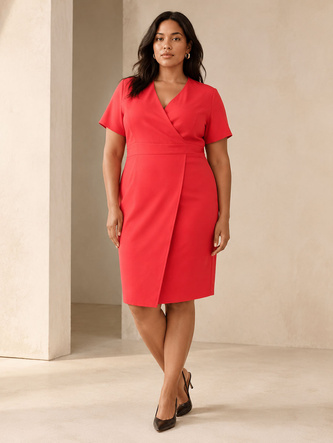 Korálové šaty vo veľkosti plus size s výstrihom do V