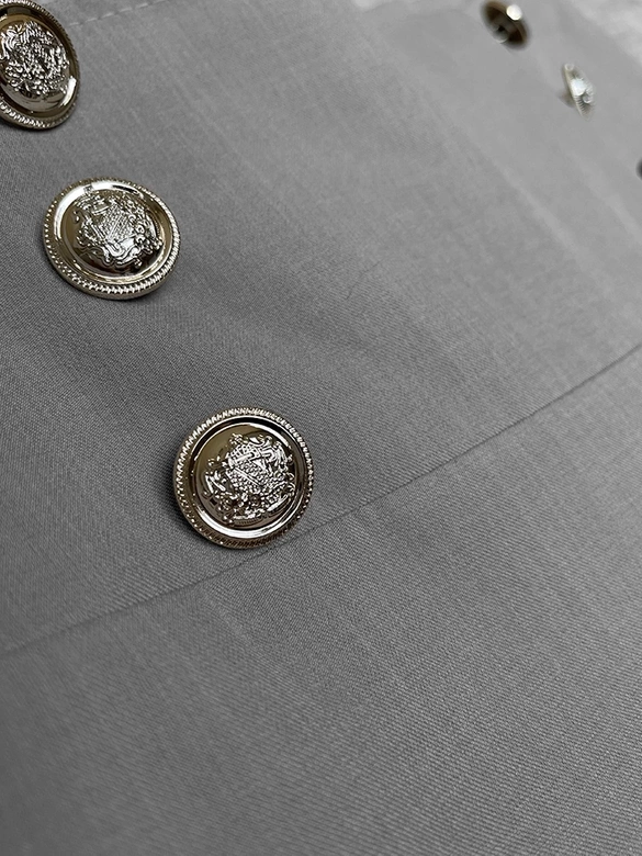Elegantné sivé dámske nohavice so zlatými gombíkmi