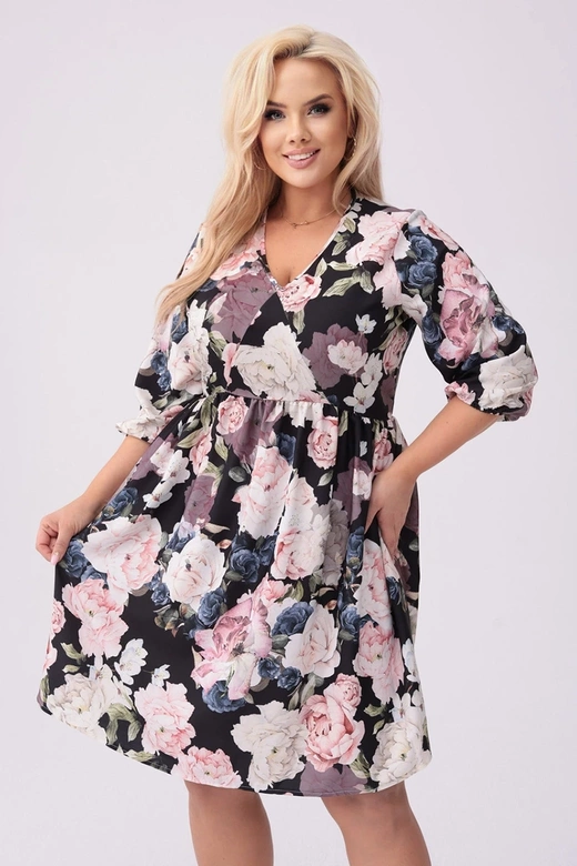 Čierne kvetinové šaty vo veľkosti plus size
