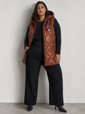 Ľahko zateplená dámska vesta s kapucňou, karamelová