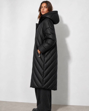 Prešívaná čierna zimná bunda v oversize štýle