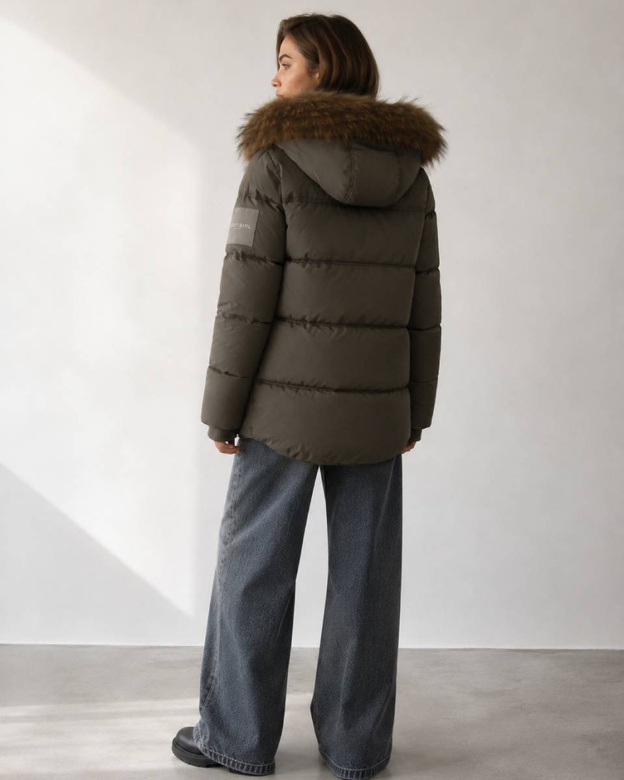 Krátka zimná bunda typu puffer v khaki farbe