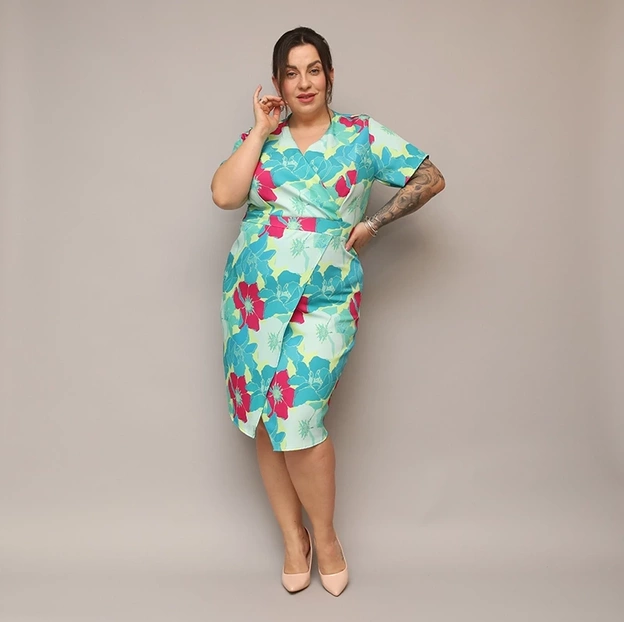 Šaty vo veľkosti plus size s výstrihom do V, zelené s fuchsiovými kvetmi