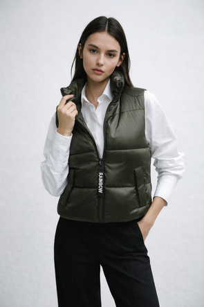 Krátka khaki vesta typu puffer