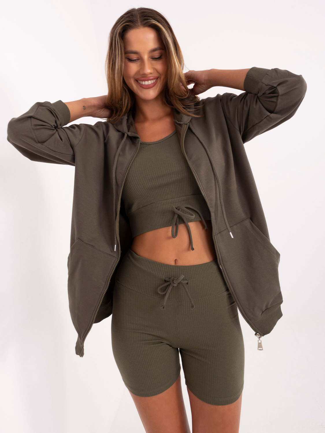 Športová súprava v khaki farbe: mikina + top + šortky