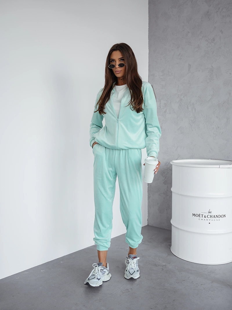 Súprava pozostávajúca z mikiny typu bomber a nohavíc z mätového velúru