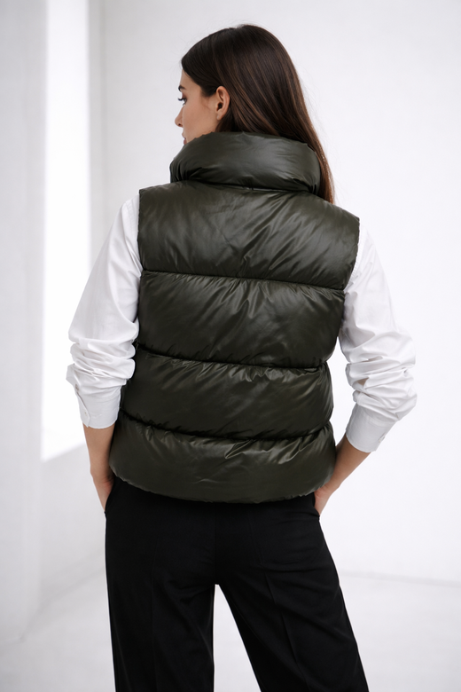Krátka khaki vesta typu puffer