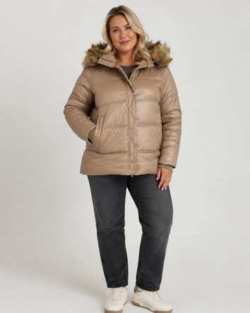 Ľahko zateplená dámska bunda s kapucňou vo veľkosti plus size v kamelovej farbe