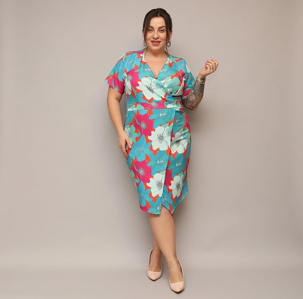 Šaty vo veľkosti plus size s výstrihom do V, so zeleno-oranžovými kvetinami
