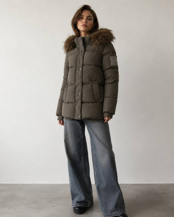 Krátka zimná bunda typu puffer v khaki farbe