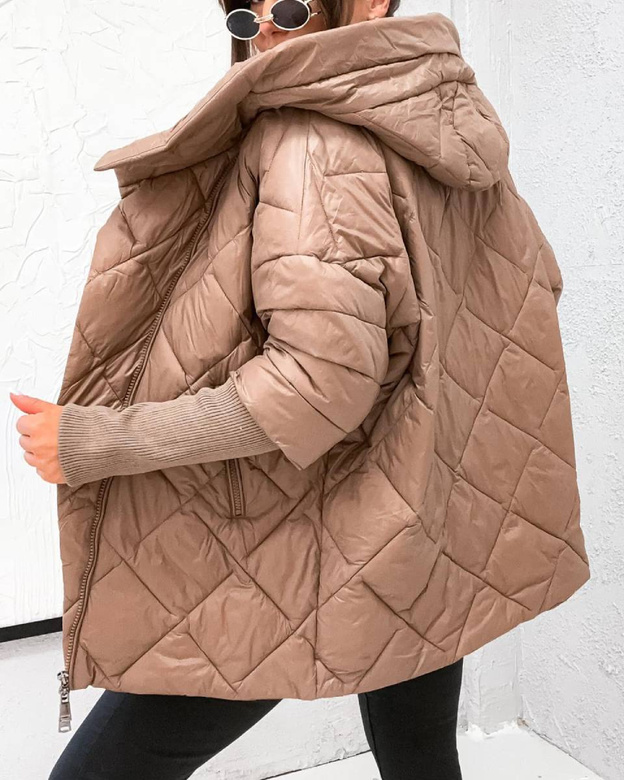 Prešívaná hnedá bunda s kapucňou a pletenými rukávmi