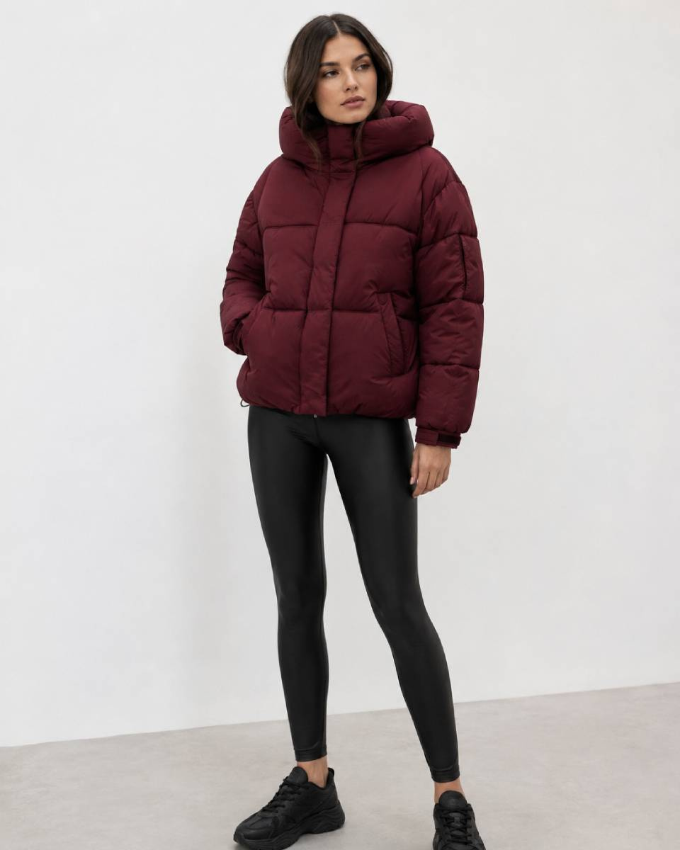 Dámska bordová bunda s kapucňou v oversize štýle