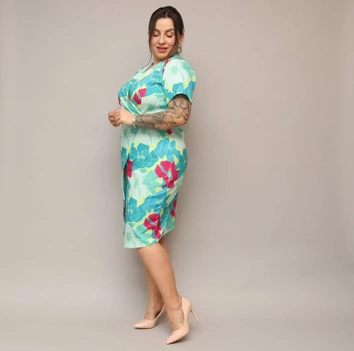Šaty vo veľkosti plus size s výstrihom do V, zelené s fuchsiovými kvetmi