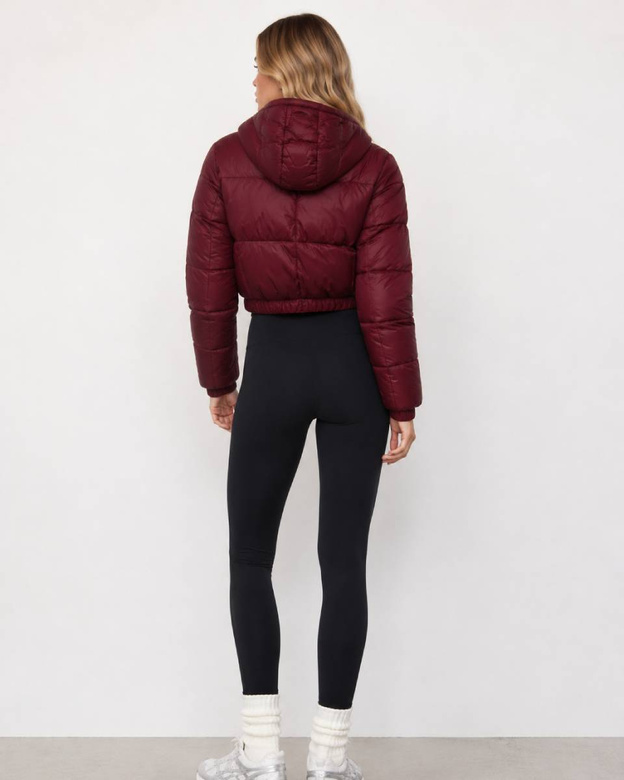 Krátka bordová zimná bunda typu puffer s kapucňou