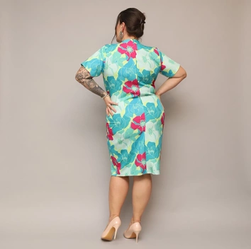 Šaty vo veľkosti plus size s výstrihom do V, zelené s fuchsiovými kvetmi