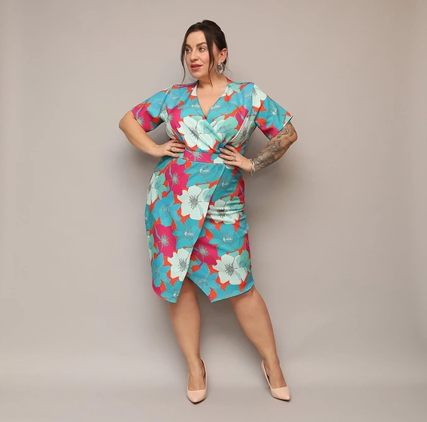 Šaty vo veľkosti plus size s výstrihom do V, so zeleno-oranžovými kvetinami