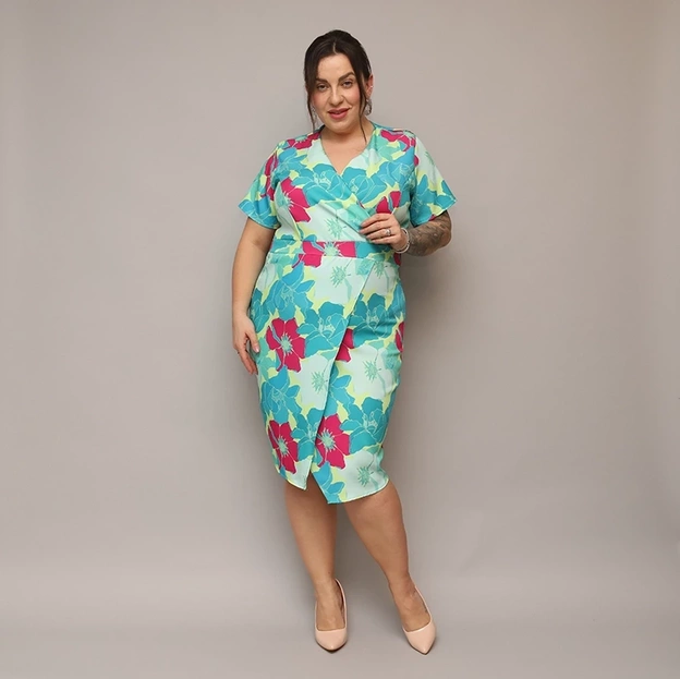 Šaty vo veľkosti plus size s výstrihom do V, zelené s fuchsiovými kvetmi