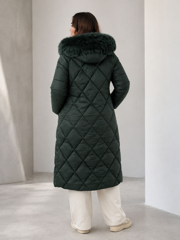 Długa damska kurtka zimowa z kapturem butelkowa zieleń (7688BIG)