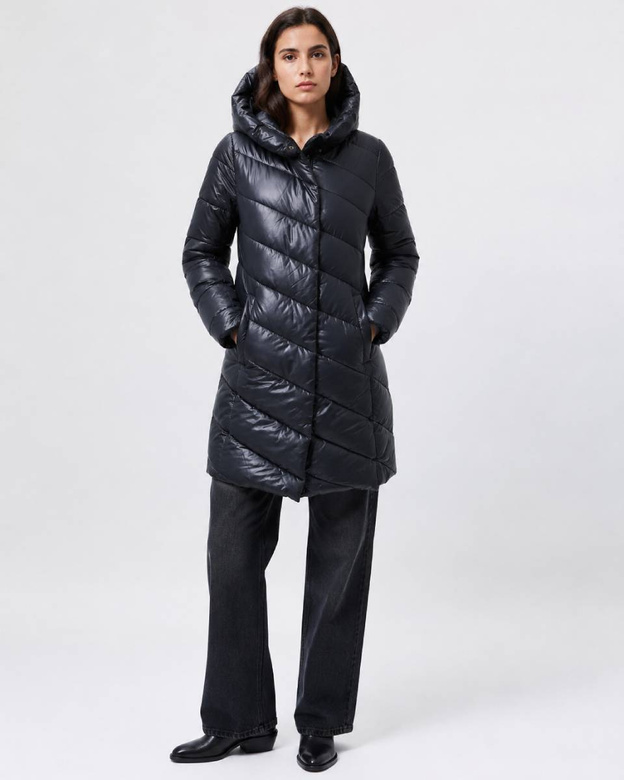 Tmavomodrá dámska zimná bunda s kapucňou siahajúcou do polovice stehna