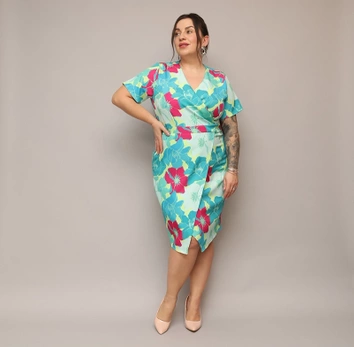 Šaty vo veľkosti plus size s výstrihom do V, zelené s fuchsiovými kvetmi