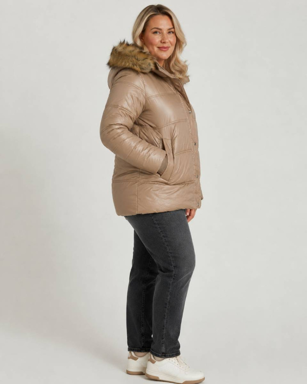 Ľahko zateplená dámska bunda s kapucňou vo veľkosti plus size v kamelovej farbe